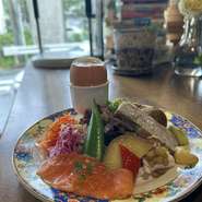 女子会使いも歓迎の【Sose a mi】。オシャレで華やかな料理と心落ち着く空間に、会話も弾むことでしょう。友人同士でシェアできる盛り合わせメニューもあり、いろんな味を少しずつ楽しむのもオススメです。