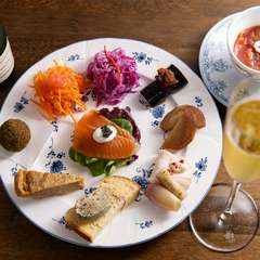 華やかな料理にシェアできるメニューも。女子会使いも歓迎のお店