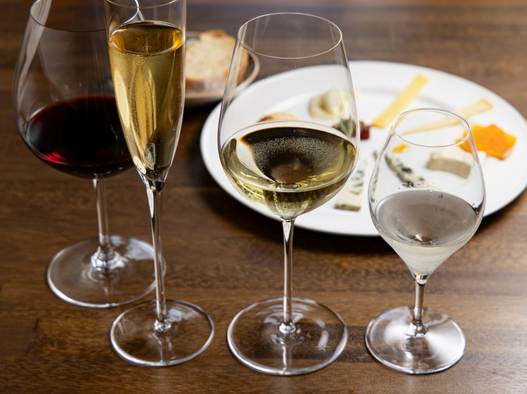 日替わりワインは常時10種以上。日本酒・ワインの飲み比べも