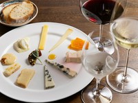 チーズはフランス産を中心に、常時20種以上を用意。毎日オーナーがお世話をしながらじっくりと熟成させているとのこと。盛り合わせでは最もおいしい食べごろを迎えたチーズを、オーナーチョイスで提供してくれます。