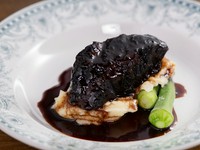 牛ほほ肉の赤ワイン煮込み　（スープ・サラダ・自家製パン・お好きなチーズ1種類付き）