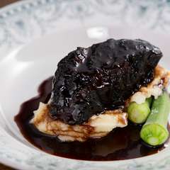 牛ほほ肉の赤ワイン煮込み　（スープ・サラダ・自家製パン・お好きなチーズ1種類付き）