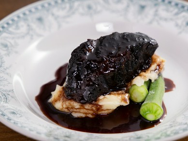 牛ほほ肉の赤ワイン煮込み　（スープ・サラダ・自家製パン・お好きなチーズ1種類付き）