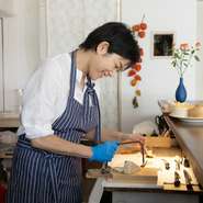 日々の嬉しいエッセンスになるようなお店が目標。【Sose a mi】で、おいしいものやお喋りを楽しむことで、お客様がご来店いただいたときよりも、安らいだ気分になれるようなおもてなしを心掛けています。