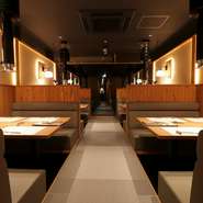 木を基調にした内装で、落ち着いた雰囲気の【焼肉侘び寂び　法善寺横丁本店】。日本の美意識である侘び寂びの美しさを大切にしながら、高級感のある“和”を感じられる焼肉店です。

