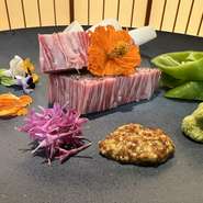 豊富なキャリアと、厳しい目利きで仕入れる国産牛。その時期に特においしい国産牛を、鮮度や質にこだわって厳選して仕入れています。定番はもちろん、希少部位に出合える日もあります。