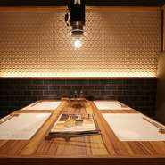 店内には、テーブル席の完全個室が4室あります。ビジネスシーンでの接待や会食、家族の記念日などの利用にオススメです。コース料理をオーダーして、隣席を気にすることなく逸品料理を堪能できます。