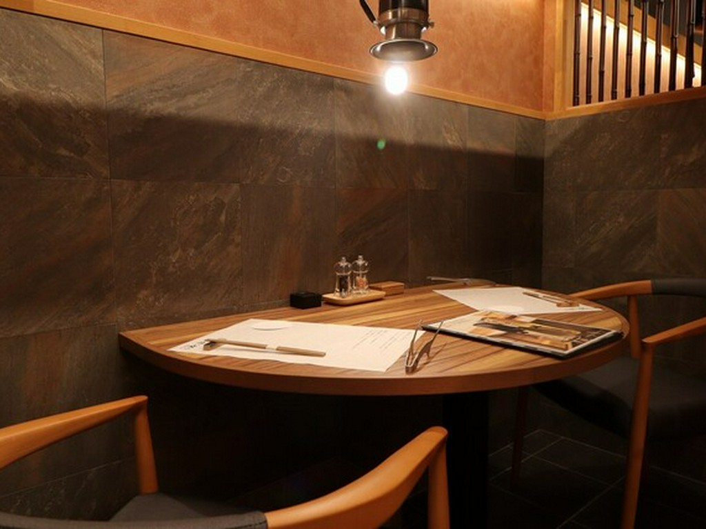 緊張がふっと和らぐ個室。大人の時間を過ごせる特別な席