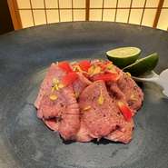 その時期に“一番おいしい”国産牛の熟成した牛タンを使用した逸品。噛むほどに旨みが口いっぱいに広がり、素材本来の味を堪能できます。店を訪れたら必ず食べて欲しい一皿。