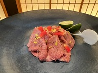熟成した牛タンを使用。旨みが口いっぱいに広がり、素材の味を堪能できる『極上タン』