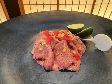 熟成した牛タンを使用。旨みが口いっぱいに広がり、素材の味を堪能できる『極上タン』