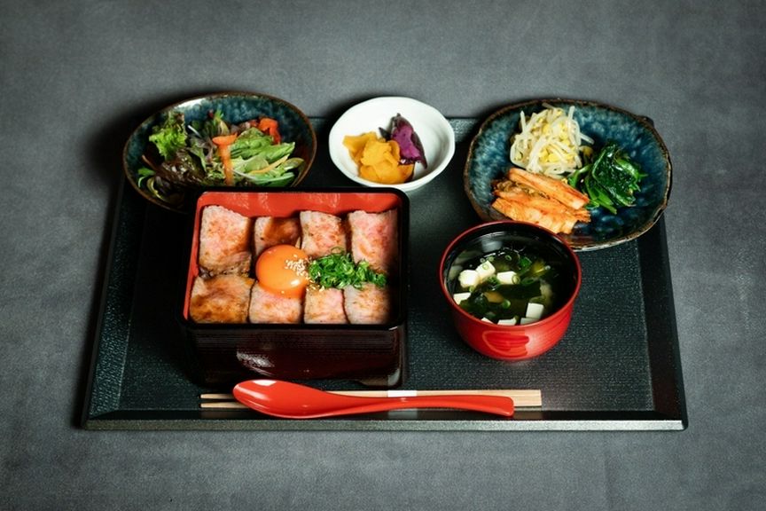 ランチは御膳スタイルで。贅沢肉割烹のランチ『限定20食　燻製和牛サーロイン重−龍の卵を添えて−』