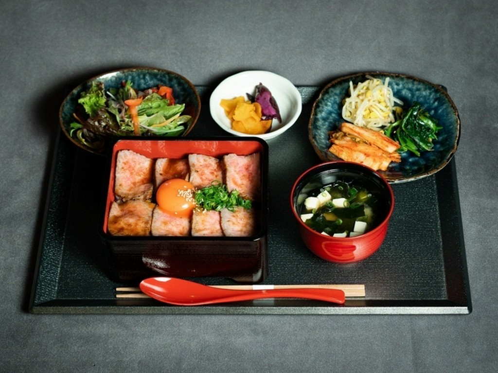 ランチは御膳スタイルで。贅沢肉割烹のランチ『限定20食　燻製和牛サーロイン重－龍の卵を添えて－』