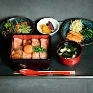 ランチタイムは、ボリュームたっぷりの「ローストビーフ重」や、季節の小鉢と焼肉を楽しめる「サービス定食」など、夜の営業とは一味違います。写真の『燻製和牛サーロイン重』は、20食限定です。ぜひ賞味あれ。