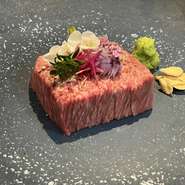 肩肉の一部で、前脚上部にある部位の「クリ」。運動量が多い部位で、味は濃厚、余計な脂が少なく、適度な柔らかさが特徴です。【焼肉侘び寂び】では、一人前150gで提供されます。