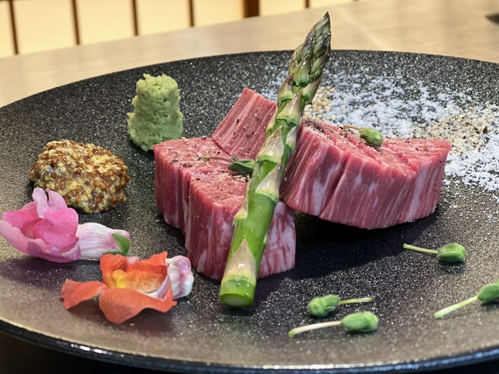 その時期に“一番おいしい” 国産牛を仕入れ、炭火で焼肉を堪能