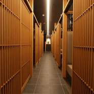 おだやかな時が流れ、落ち着いた雰囲気の店内。訪れたゲストが、自然に笑顔で食事を楽しめる時間と、心地よい雰囲気を感じてもらえる空間づくりを大切に努めています。