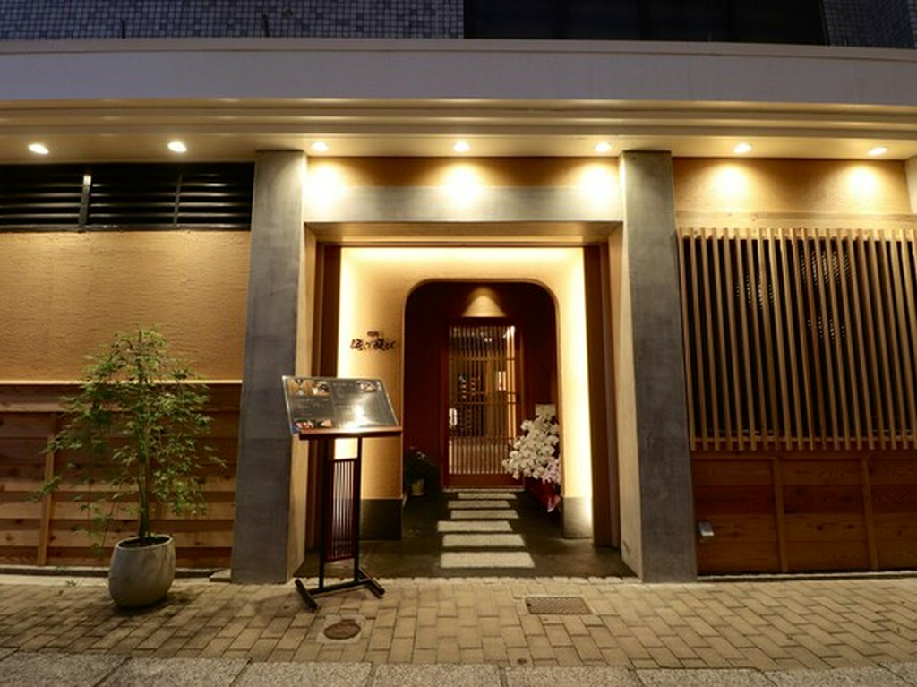 炭火焼肉と割烹料理、ソムリエ厳選のワインを堪能できる店