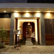 大阪ミナミの法善寺横丁、炭火焼肉と割烹料理を堪能できるのが【焼肉侘び寂び　法善寺横丁本店】です。割烹料理出身のシェフによる絶品料理と、ソムリエ厳選のワインがおいしい一軒です。