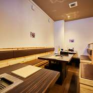 ソファ＆ベンチタイプのテーブル席とカウンター席、すべてに無煙ロースターを完備。煙もニオイも気になりません。陽気なスタッフのサービスにも、心からくつろいで食事を楽しめるお店です。