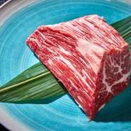 石垣島の2大ブランド牛である「石垣牛」と「美崎牛」の上質肉を、長く精肉分野で研鑽を積んだ店主が吟味して提供。リーズナブルな価格ながら、とにかく上質な黒毛和牛焼肉が楽しめると評判です。