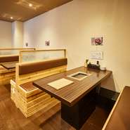 広々とした店内に、ゆったりと設られたテーブル席は、ベンチ席やソファ席が採用されており、お子さまと一緒の食事にも最適。店主自慢のこだわり黒毛和牛を、家族みんなで楽しめます。