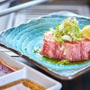 独自の取引ルートで確保している黒毛和牛のタン元のみを、厚みたっぷりにカット。一頭から2～3人前しか取れない希少部位のおいしさは、他店ではなかなか味わえないと評判です。