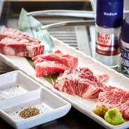 多彩な赤身肉をちょこちょこ楽しみたい方や、好みの肉種を探りたいといったニーズにマッチする『赤身盛り合わせ4種』。カルビとロースに仕入れ次第でその日のオススメを加え、各2切れ4種で提供されます。