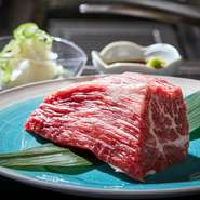 200gの『アイゴ赤身塊肉』はセルフで卓上にてダイナミックに焼きあげてから、厨房でカットして再び提供。サイコロカットされた肉は、卓上で好みの状態まで焼き直しても。おろしポン酢とワサビ醤油でどうぞ。