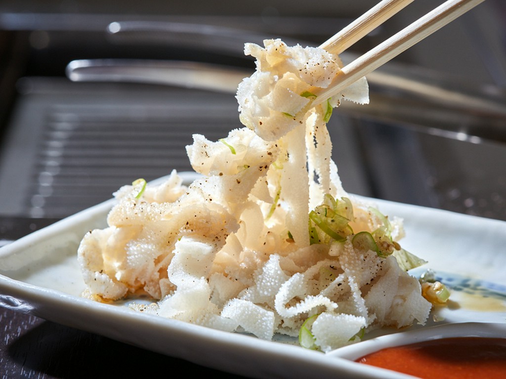 一枚ずつ皮を剥いだ白さに驚き『センマイ刺し』