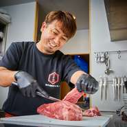 地元客と観光客の両方が心地よくミックスされているのも同店の魅力の一つ。スタッフは石垣島を知り尽くした地元出身者が揃っているので、観光で島を訪れる際にはマップがわりにオススメスポットを訪ねてみて。