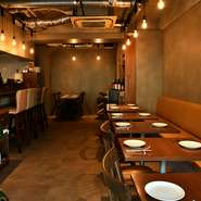 店内はモルタルと木を基調に洗練された空間。“新しいものをつくり出したい”という想いから、ピッツェリアのイメージとはまた異なるテイストで纏められており、非日常感を演出してくれます。