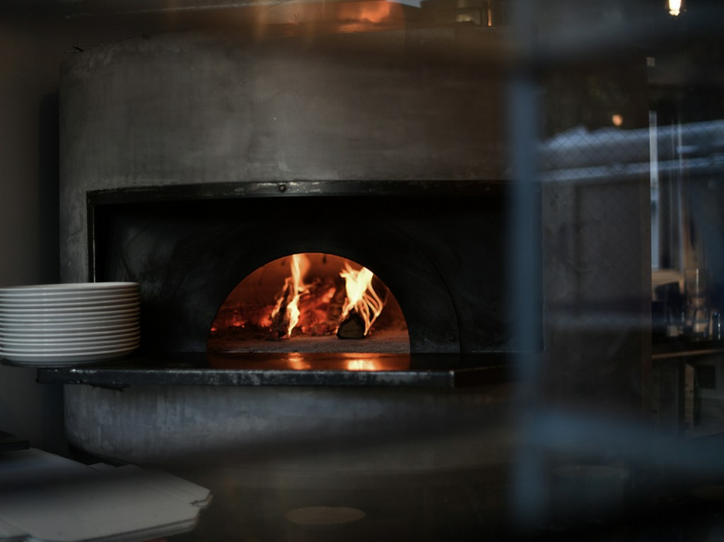 カウンター越しに眺める焼き上げの光景もまた醍醐味