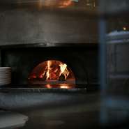 カウンター席でのお一人様も歓迎。カウンター越しに眺める、ピッツァを焼き上げる光景も一つの醍醐味です。抜群の臨場感もまた、ナポリ料理を身近な存在にしてくれます。