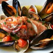 小皿料理にパスタ・ピッツァ、肉料理など、その日のオススメメニューを店頭でご紹介中。※掲載メニューは一例です。期間限定のメニューもございますので、当日のメニューはお店にてご確認ください。