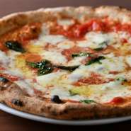 伝統的なナポリピッツァを届けるために、生地用の小麦粉をはじめ食材はイタリア産を使用。生地づくりから焼き上げに至るまで、イタリアの文化と職人たちの間で受け継がれてきた手法を大切にしています。