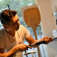 伝統的なナポリ料理に対し、ピッツェリアらしさと一線を画す空間のギャップは“新しいものをつくり出したい”という想いから。非日常的でありつつも、ゲストの心理に寄り添えるようなお店づくりを大切にしています。