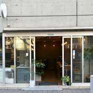 JR蒲田駅東口から徒歩3分。駅前でありながら、静かな場所に居を構える【Rita.】。地域の人びとを中心に、小さな子どもや年配者も楽しめるように。世代問わず愛されるお店づくりを心掛けています。