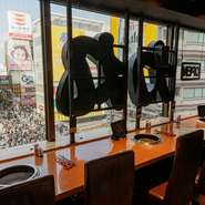 道頓堀の中心に位置し、観光名所の戎橋を店内から眺められるロケーションが魅力です。観光地近くで和牛も味わえるため、日本旅行中の食事にも選びやすい一軒。海外からのゲストのおもてなしの席にもオススメです。