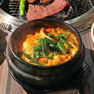 旨みの詰まったスープと、絶妙な辛さで人気を博す逸品。お肉の合間のアクセントとしてもぴったり。焼肉の満足感をさらに高めてくれる、定番のサイドメニューです。