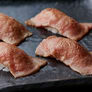 鮮度と質にこだわったお肉だからこそ、提供できるメニュー。新鮮な肉とシャリの組み合わせに香ばしさの演出をプラス。焼肉とはまた一味異なるおいしさと感動を届けてくれる逸品です。