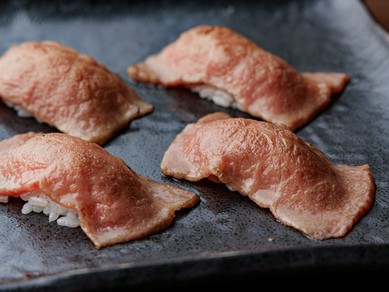 香ばしさの演出をプラス『和牛炙り握り』