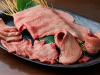 チルド仕入れ・店内カットにこだわったお肉を中心とした食べ放題コースは【焼肉 力丸】の名物。コースは全3種類、予算やシーンに合わせて選べるほか、飲み放題もオプションメニューとして追加できます。
