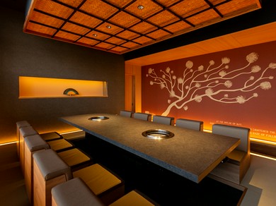 半個室として使えるテーブル席と、掘りごたつ席の完全個室を完備