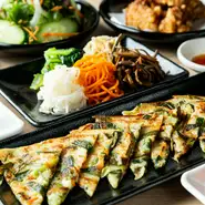 遠方から「焼肉宴会」を目がけて車を走らせる人もいるとか。野菜、肉、スープ、ご飯、サイドメニューなど、あれもこれも食べられるコースに心が躍ります。お客様のご予算とご要望で、オリジナルコースの用意も可能。