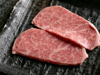 希少部位　脂のきめが細かく薄切りがオススメです。赤身系の霜降りが味わえます。