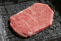 脂のきめが細かく薄切りがオススメです。
赤身系の霜降りが味わえます。