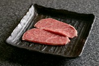 リブロースの中央部位。
上ロースの中で赤身肉のおいしさが一番味わえます。