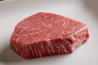 なめらかな口当たりと、とろける味わいこそが、シャトーブリアンの醍醐味。大切な日に、大切な方と召し上がるのにふさわしい贅沢な1品です。