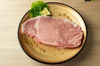 赤身の霜降り、サシ（脂肪）が軽く、お口の中でとろけます。